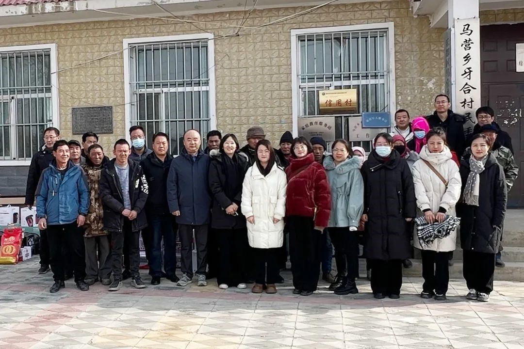 1月26日青海能源集團(tuán)黨委副書記張繼文、紀(jì)委書記張春云和青海能投集團(tuán)黨委書記王春梅等領(lǐng)導(dǎo)，代表兩集團(tuán)黨委深入樂都區(qū)馬營鄉(xiāng)牙合村開展節(jié)前走訪慰問工作.jpg